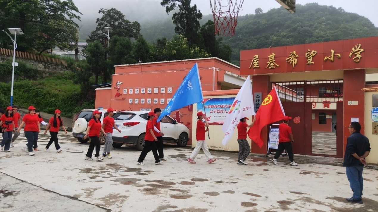 1.实践团进入屋基小学.png